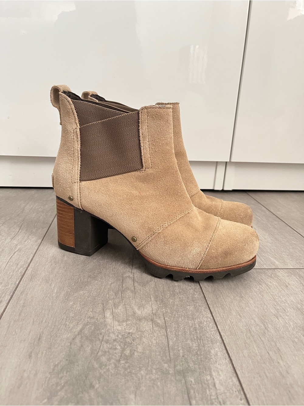 SOREL Addington Heeled Chelsea Boots - Waterproof Suede (Like New) Size 8